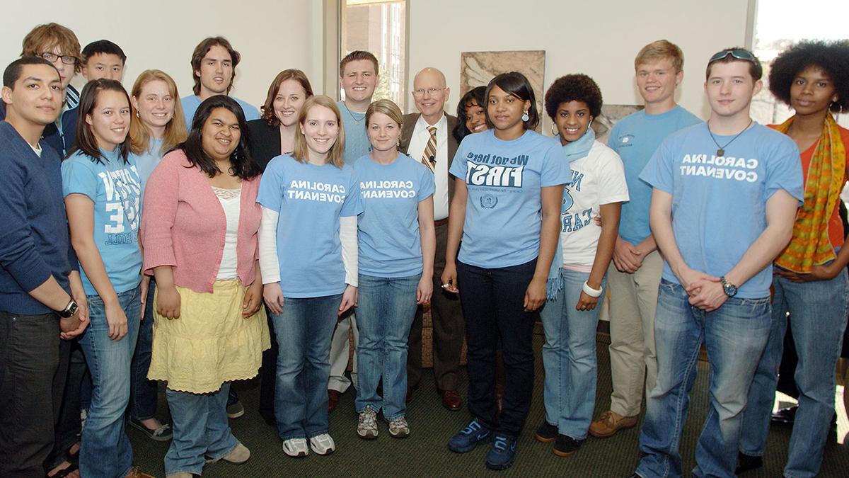 A group of Carolina students, 谁是卡罗莱纳盟约学者, 2004年与财政大臣詹姆斯·莫瑟合影.